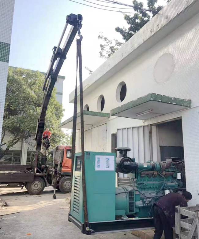 電子廠二手發(fā)電機組收購吊運現(xiàn)場